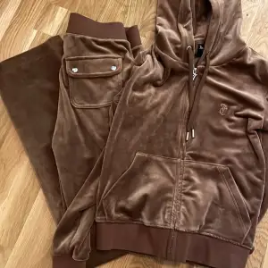 Brunt Juicy set i storlek XS, Både tröjan och byxorna är i mycket bra skick och är nästan helt oanvända, säljer då det inte kommer till användning 🤎 Köparen står för frakten!