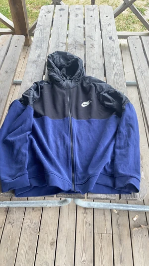 Nike tröja - Nike tröja med några fläckar den e för stor för mig de e drf jag säljer den 