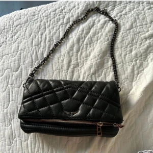 Zadig & Voltaire  - Säljer min Zadig & Voltaire väska. Skickar gärna fler bilder vid intresse! Använd men i fint skick (lite slitningar färgmässigt på kedjan) Väskan är mellanstorleken 💕