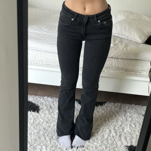 Lågmidjade bootcut jeans  - Använda fåtal ggr, innerbenslängden är ca 84cm full length (uppvikta på bilden)