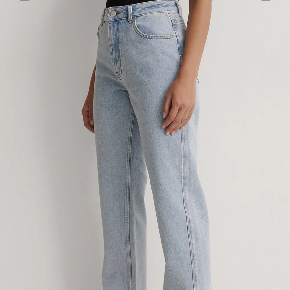 Säljer dessa jeans från NAKD. Som nya och använda ca 2 gånger. Nypris 499. Är mycket lägre i midjan är vad bilden visar. . Jeans & Byxor.