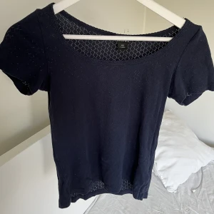 Mörkblå topp - Från Monki, (baklänges på sista bilden) , superfin att ha åt båda hållen