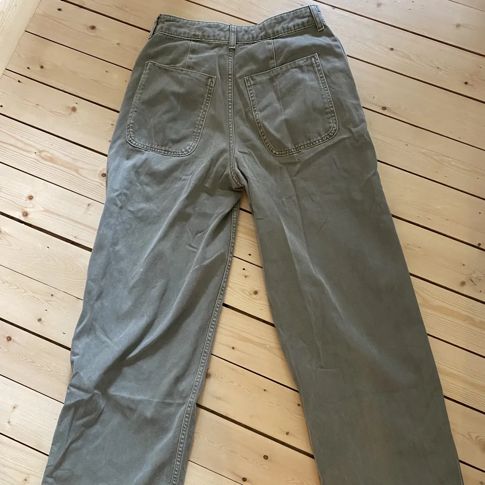 Nyskick  Khakifärgade ovesized chinos från Asos design Stl 34. Jeans & Byxor.