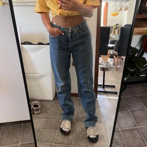 Levis jeans 34-34 - Levis Jeans strl 34 - 34, lite slitna vid hälarna och har en liten fläck(ej försökt få bort) på benet.  