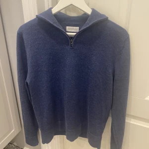 These glory days half zip - Tja, säljer nu min svin feta these glory days halfzip. Skicket på denna är 10/10. Nypris på tröjan ligger på 1000kr. Tröjan är gjord i materialet merinoull. Vid minsta fundering så får du gärna skriva. Allt gott/ Hugo😃