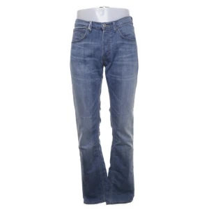 Lee Jeans  - Herrmodell, bootcut och långa i benen. Köpte på sellpy så kunde inte veta storleken exakt och de passade tyvärr inte. Sellpy hade uppskattat storleken till 34 (herr), men vet ej exakt. Skriv privat om fler bilder eller mer information :)
