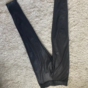 ”Skinn” thights - Köpta på veromoda, storlek XS  Lite urtvättade (inte lika glansiga) men inte använda mycket!
