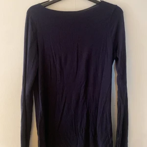 Intemissmi tröja - Säljer min intemissmi tröja haft på mig den ungefär 3 gånger. Men så kommer den inte till användning längre och tänkt därför sälja den. Annars är den hur fin som helst! 