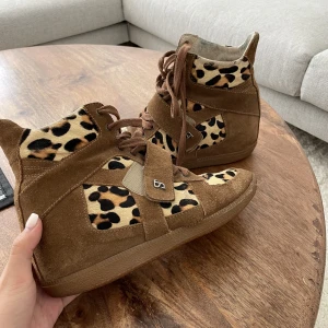 Skor med leopard mönster  - Ett par isabel marant inspirerande skor som är hur balla som helst!! Så unika och tror inte att de går att få tag på någonstans 😍
