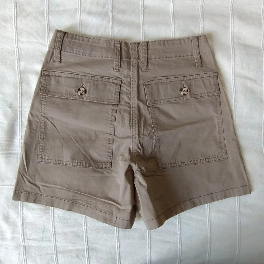 Oanvända khakifärgade shorts från Cubus (modellen heter Zahara) Så snygga och användbara. Högmidjade med stretch, gjorda av ekologisk bomull (98% bomull och 2% elastan). Storlek 36.. Shorts.