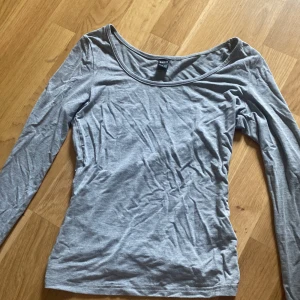 tröjor - superfina tröjor från SHEIN. Nypris är 80 kr/st. Båda är i storlek xxs men passar även xs. 🩷 använd ej köp nu 