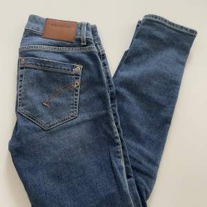 Säljer ett par Dondup jeans (low waist) i modellen MONROE💕Använda få gånger