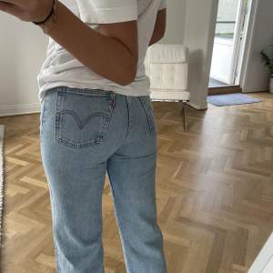 Sjukt snygga ljusblå jeans från Levi’s i modellen Ribcage straight 501💙