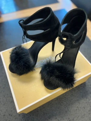 Michael Kors sandaletter  - Använd bara en gång, lite större i storleken (mer som 37,5) . Mycket bra skick 