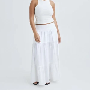 Vit långkjol / maxikjol - Vit långkjol från bikbok i storlek xs.  Endast använd vid ett tillfälle. Säljer endast vid bra bud. Frakt tillkommer. 