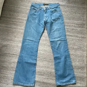 Fint skick på dessa vintage jeans! Size 31/34, bootcut fit på dessa 