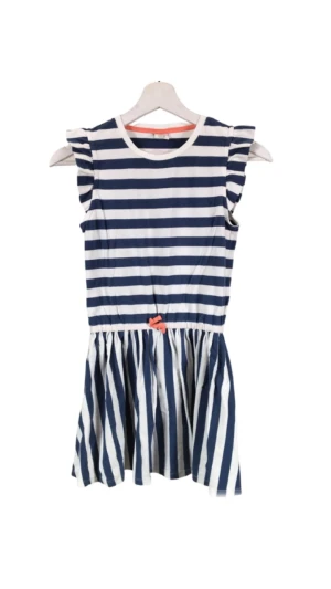 Shortsklänning - Fin klänning med shorts som passar till många tillfällen.  Alldrig använd därför är prislappen kvar. Ganska stor i storleken därför passar den mig som är 163💗