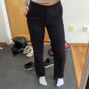 Kostymbyxor Madlady - Säljer mina super bekväma kostymbyxor som har använts mycket. Har köpt ett par nya därav säljer jag dessa då dom inte används längre. Dom är lite slitna därav priset, men sitter snyggt ändå. Storlek 34 Längd 32