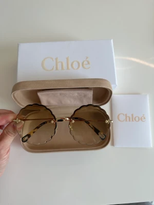 Chloe sunglasses  - Använd 2-3 gånger , som nya , utan skador alls . Medföljer med allt som ni ser på bild .