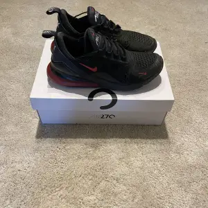 Säljer ett par Nike air Max 270 i storlek 41. Ny pris 1799kr säljer billigt pga dåligt skick. Skriv för intresse box finns 