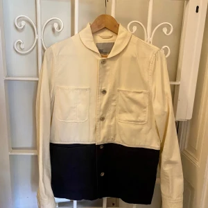 Overshirt i jeansmaterial – från WESC - Blå och vit overshirt i jeansmaterial – från WESC. Väldigt fint skick.  Storlek: XS. 100 % bomull.  Hämtas i Stockholm, Vasastan. Eller skickas.