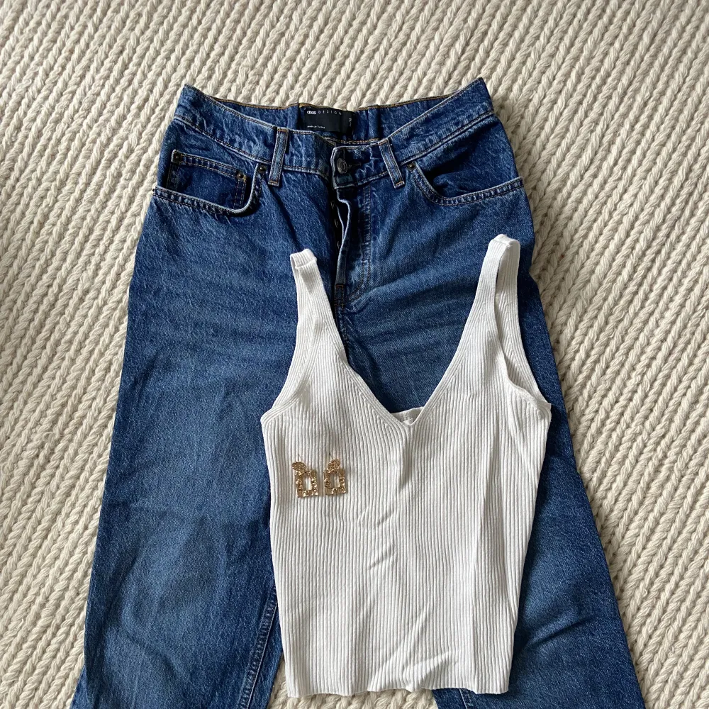 Supersnygga mörkblå jeans. Ganska loose fit och midjan går lite under naveln. Har sytt in en bit men passar på mig som har 36.. Jeans & Byxor.