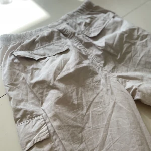 Cargobyxor - Aldrig använda, väldigt luftiga så perfekta att använda på en sen sommarkväll! 100kr inklusive frakt