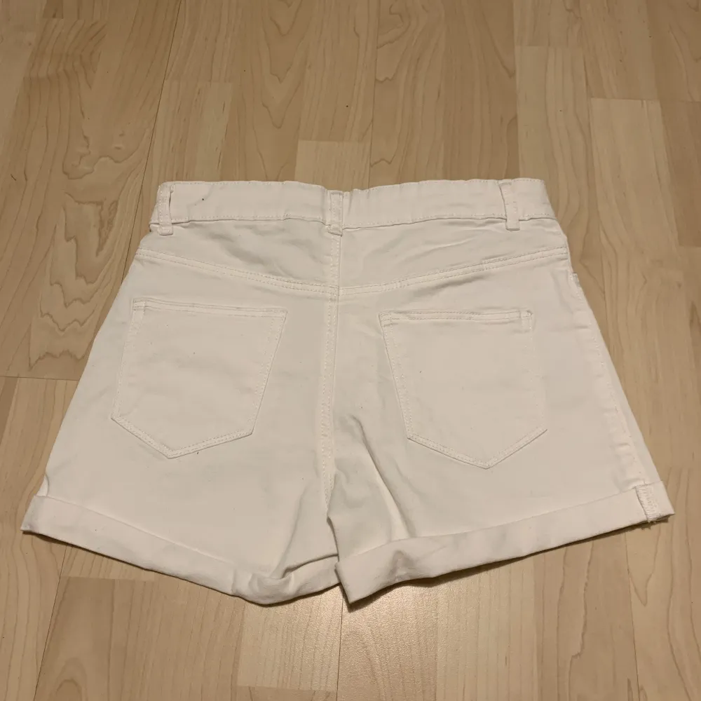 Ett par superfina vita shorts till sommaren. I storlek 164 (ungefär xs/s). De har aldrig blivit använda. . Shorts.
