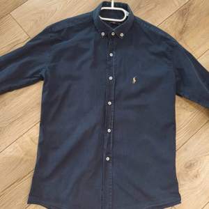 Mörkblå Ralph Lauren skjorta i storlek L. Perfekt till sommaren