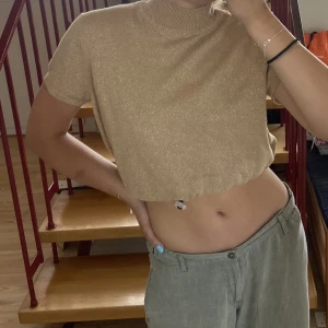 Gulgglittrig festtopp! - Hej!   En topp som använts vid många utgångar! Så cool och så party🤩Går att dra åt vid snöret i underkant. Köpt second hand!  Rensar garderoben och säljer ut en massa kläder! Samfraktar gärna, priset är diskuterbart vid snabb affär!❤️