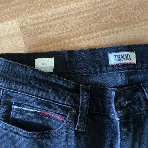 Vintage Tommy Hilfiger jeans - Hej!   Ett par vintage low waist Tommy Hilfiger jeans med raw hem! Så fina detaljer😍  Rensar garderoben och säljer ut en massa kläder! Samfraktar gärna, priset är diskuterbart vid snabb affär!❤️