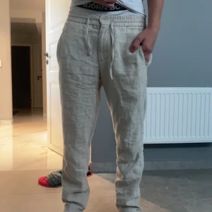 Begie linne byxor  - Säljer mina linnebyxor som e köpte på Skagen clothing, säljer för dem är lite för små, bra skick och original pris var 799 kr.
