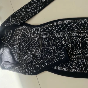 Klänning - Nyskick, lite finare klänning, saknas en knapp högst upp på klänningen men finns en extra så den stängs som vanligt! Ordinariepris 200kr. 120kr inklusive frakt