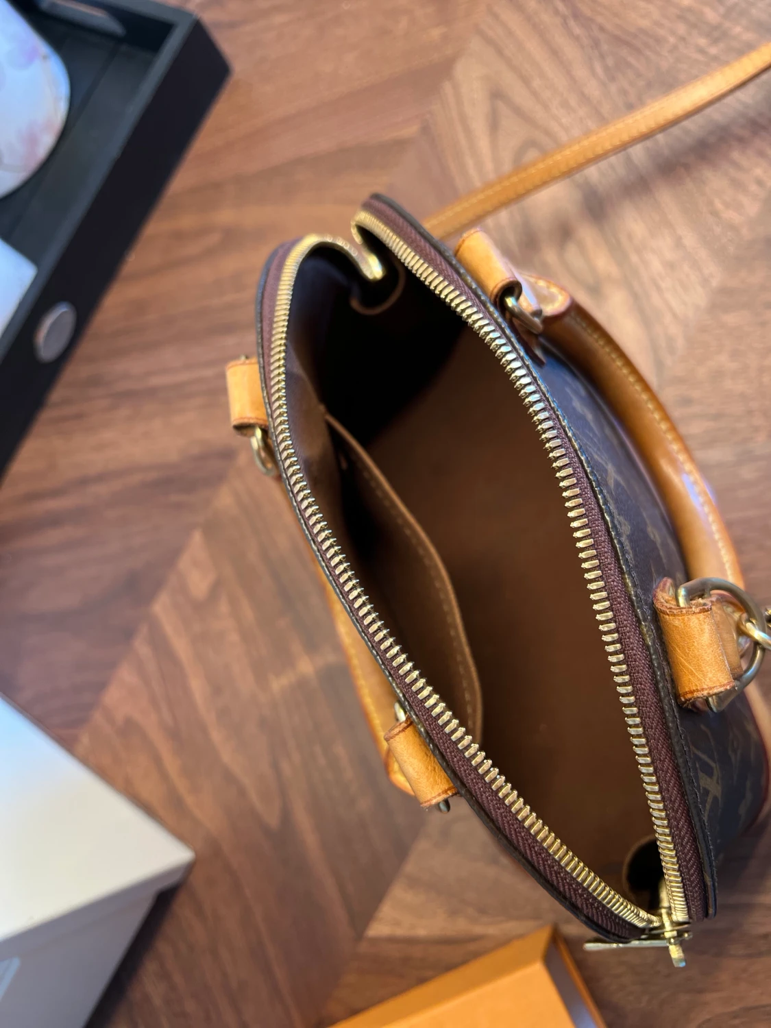 Louis Vuitton Alma - 90