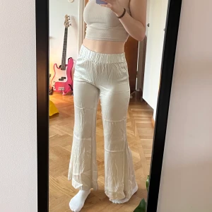 Byxor från weekday - Superfina!!! Tyvärr lite för små för mig numera 🥲🥲 materialet påminner om silke!  Kolla gärna in mina andra annonser!