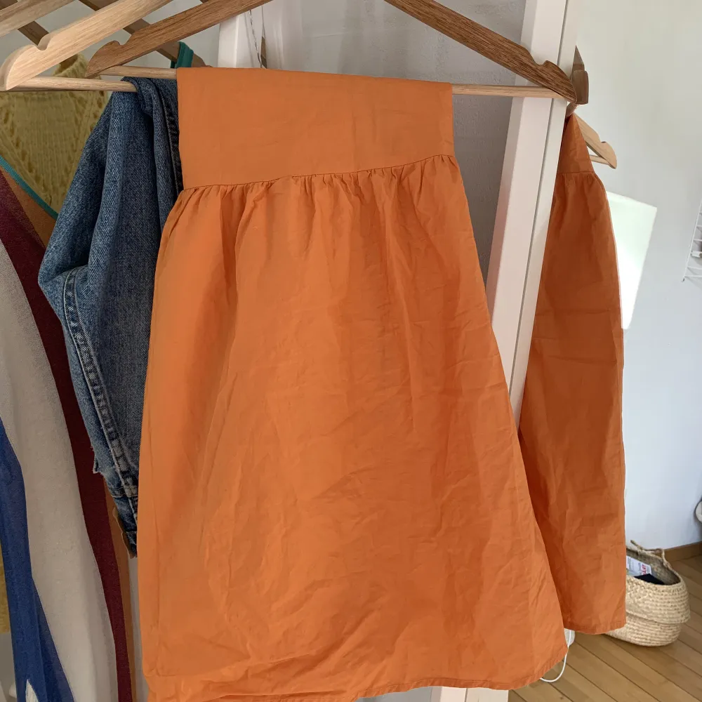 Nu säljer jag en så söt orange kjol som passar perfekt nu i sommar! Tyvärr har den blivit något liten för mig och därav säljer jag den! Kontakta mig vid frågor!🧡🧡. Kjolar.