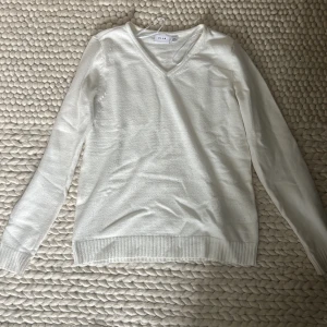 Fin stickad Vila tröja - Jag säljer nu min nästan helt nya Vila tröja köpt i April. Använd 2 gånger och har inga defekter!  Älskar denna tröja och den är perfekt för en lite kall sommarkväll😀Passar på mig som vanligtvis har XS/S men är väldigt stretchig. Priset går att pruta…