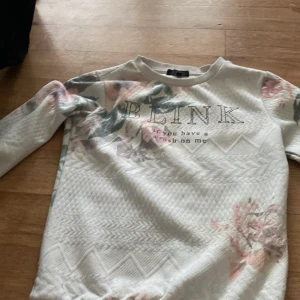 Fin tjocktröja - En fin tröja med blommor väldigt fin skick köparen står för frakten 💗