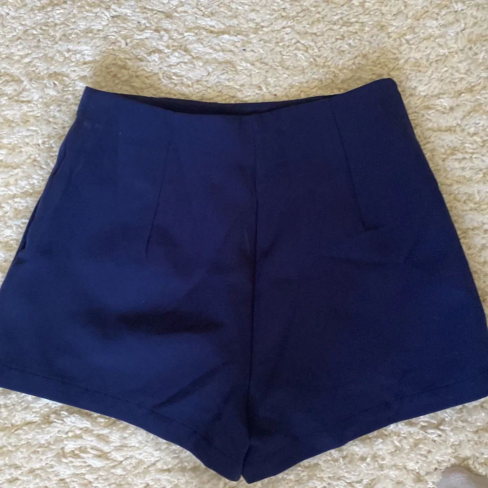 Eleganta short i fin blå färg och guldknappar. Knappt använda så i nyskick! Storlek xs. Shorts.