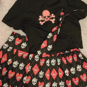 Emo/Scene dödskalle kjol/tröja monster High  - Jätte fin kjol och slips och top från shein. Kjolen och slipsen säljs inte längre och storleken är XS men känns mer som M/L. Crop top är i storlek S och säljs inte längre👾❤️ köp allt för 160kr eller var för sig Kjol och slips: 140kr Topp: 40kr