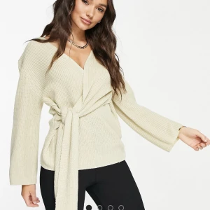 Mysig tröja - Mysig tröja, använt en gång från asos, supersnygg men kommer inte till användning. Köpt för 539kr men säljer för 300 och pris går att diskutera ❤️💕