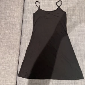Kort klänning - Klänning från H&M. Aldrig använd prislappen sitter kvar. Storlek S.