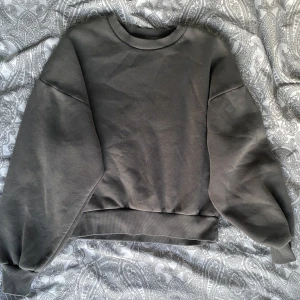 Ginatricot tröja - Säljer denna fina tröja från Ginatricot. Det är en basic grå tröja med fin passform. Den är piffig i armarna. Ordinarie pris 400kr