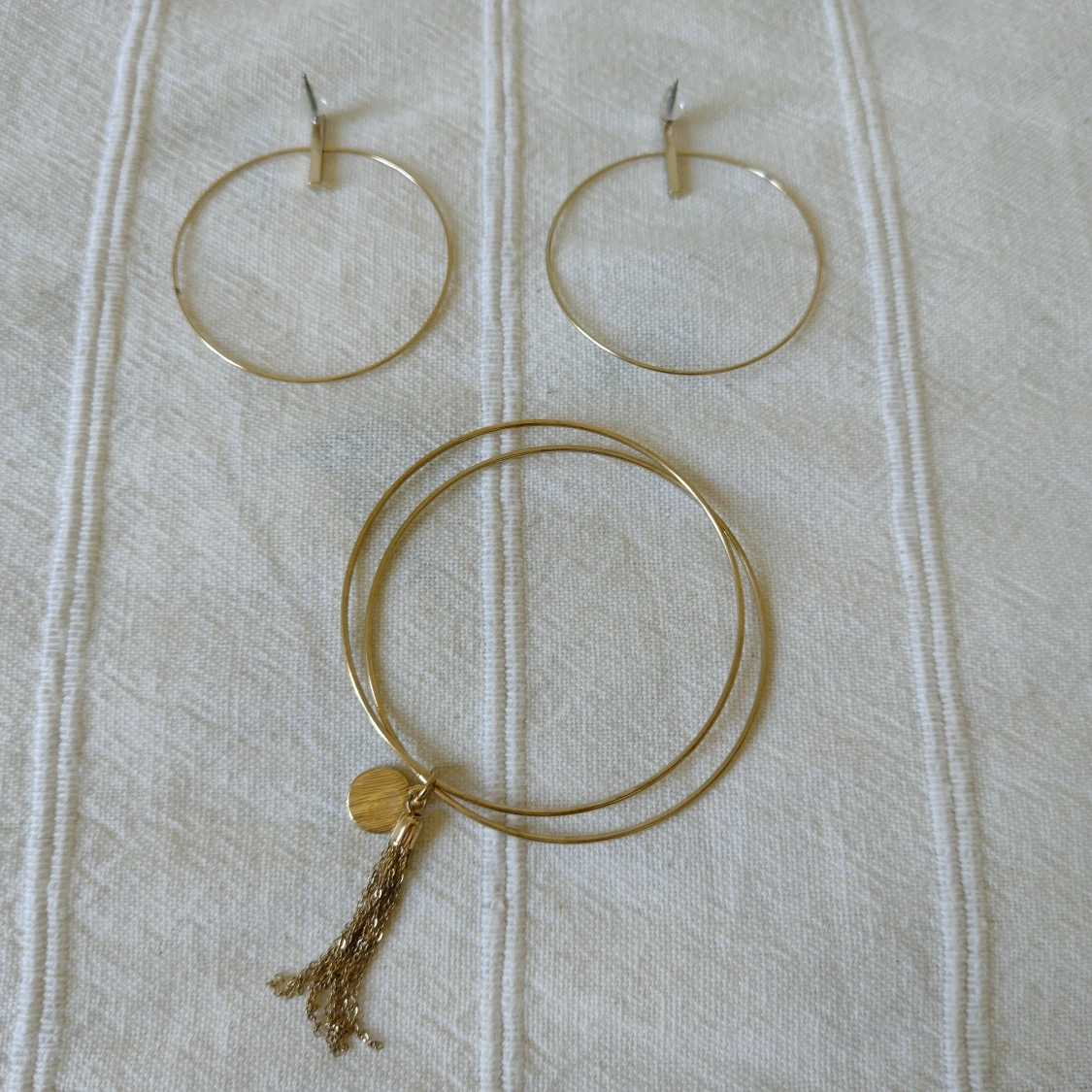 Smycken - guldfärgade örhängen och armband - ringar i metall - 91