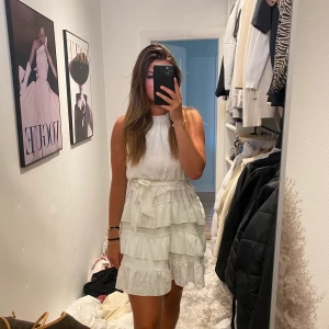 Vit volang klänning - En jätte fin volangklänning dom aldrig blivit använd