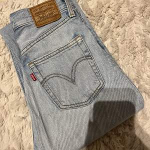 Levis Jeans modell Ribcage Straight! W-24 L-27