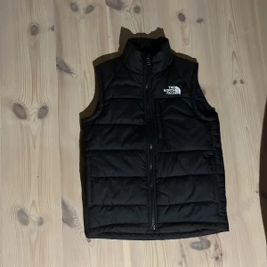 North face väst - Svart north face väst. Denna är mycket bekväm, bra skick. Storlek large i barnstorlek. Pris kan diskuteras