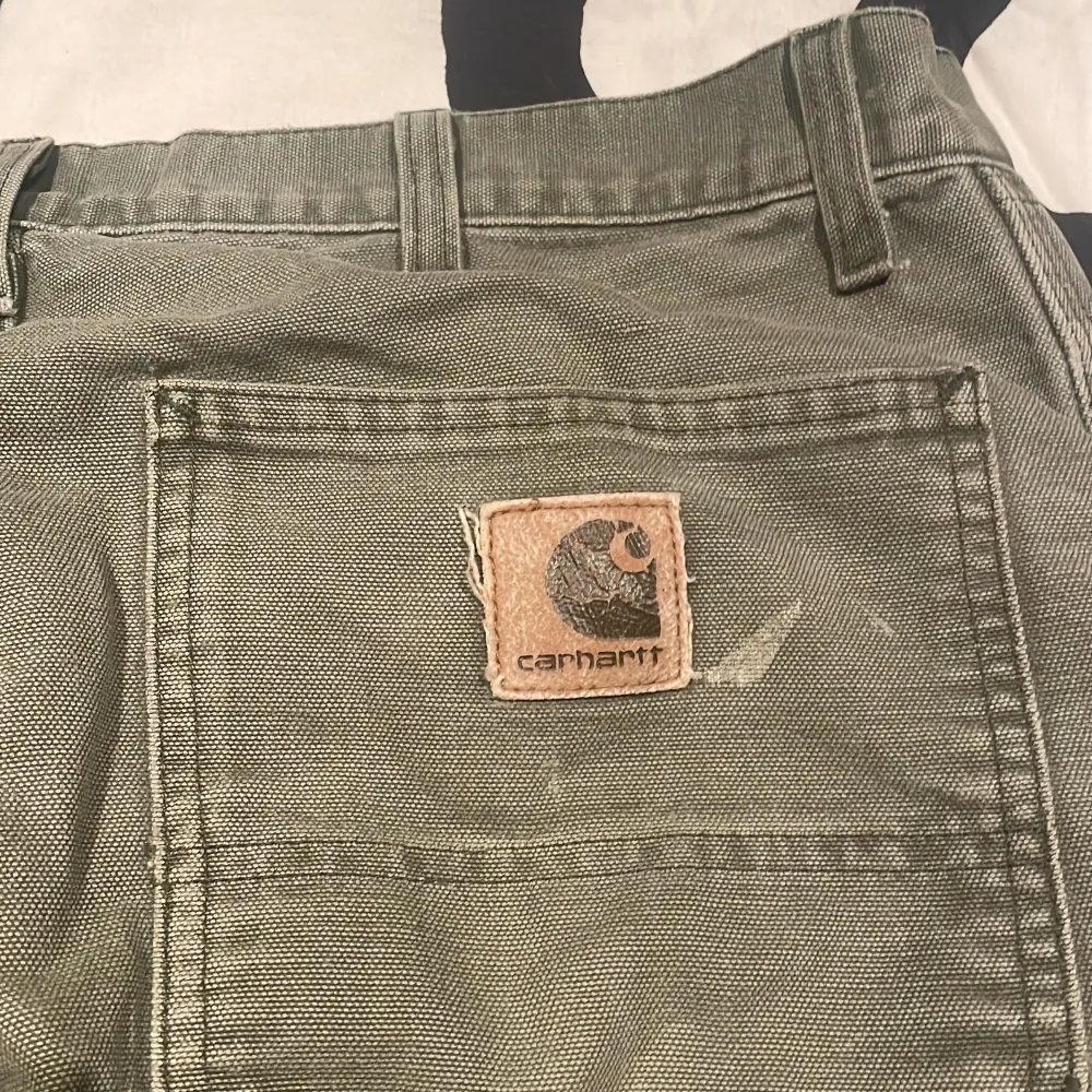 Vintage Carhartt pants med snygg look i olivgrön färg! Kan gå ner i pris vid snabb affär :). Jeans & Byxor.