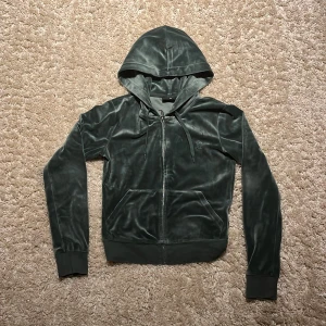 Grön juicy kofta💚 - Mörk grö juicy couture kofta!💚🐸