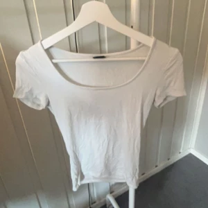 tshirt från gina - Super fin tshirt fårn Gina. Den är ganska använd däröfr priset💞💞